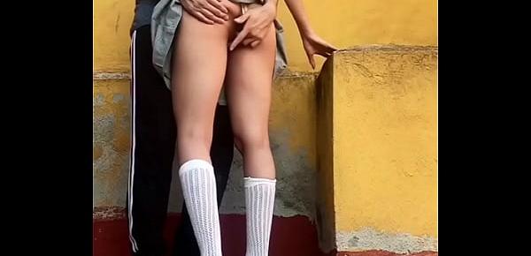  ADOLESCENTES ESTUDIANTES COGEN en PUBLICO, En el PATIO de ATRÁS de la ESCUELA Antes de la Cuarentena, COLEGIALA MEXICANA Se COME TODO EL SEMEN, LE DEJA BIEN LIMPIA LA VERGA